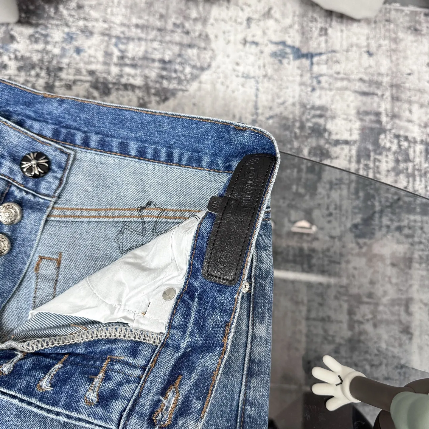 P260 Chromehearts washed blue starry sky crocodile patch leather jeans adopt starry sky theme leather elements, mostly presented in the shape of a cross, with glitter on the leather surface. Unique design, simple and elegant details, exquisite workmanship, the entire trousers are neatly routed, and the details are in place! Ceiling-level jeans, a pair that is hard to find at the counter. About Zangyin, this is an extremely luxurious fashion brand that can also be called the aristocrat of the high street. It has always been an exclusive brand for some hipsters or the rich second generation. It is more luxurious and noble than ordinary high streets. It is more fashionable and individual than luxury brands. Top heavy industry fashion design has always been created in high street luxury style. Speaking of this style, Zangyin family and GU family are definitely the leading representative brands, especially the Zangyin family's creation of high street style. It has really achieved a state-of-the-art effect. The color system of this model is made of unique washed materials. It is already quite eye-catching. It is decorated with pink patchwork cross flowers, which cleverly highlights the charm of the brand. Secondly, this model adopts a classic high-waist cutting design, which highlights the long legs and fashionable temperament of the upper body. The brand is highly recognizable and the slim-fitting configuration is more suitable for daily wear. Personality, fashion, and specification interpretation are all at a glance. Needless to say, materials and craftsmanship. As an excellent craftsman brand, Zangyin’s requirements for details and craftsmanship are really perfect. The washed color of this model has gone through a lot of processes, not to mention the embellishment of the denim appliqués. It is also purely hand-made and sewn. Just like what they believe in, only hand-made things have soul and have the meaning of wearing. A top-notch heavy-duty fashionable denim item. Recommended by both hands. Size: 28/30/32/34/36 Waist: 73/78/83/88/93 Knee: 52/53.5/55/56.5/58 Pants length: 100/102/104/106/108
